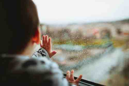 enfant-fenetre-1-1024x683